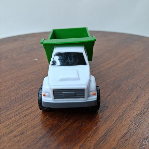 Tomy Ertl 1:64 Scale John Deere Toy Farm Dump Truck Diecast & Plastic Green - Picture 6 of 13